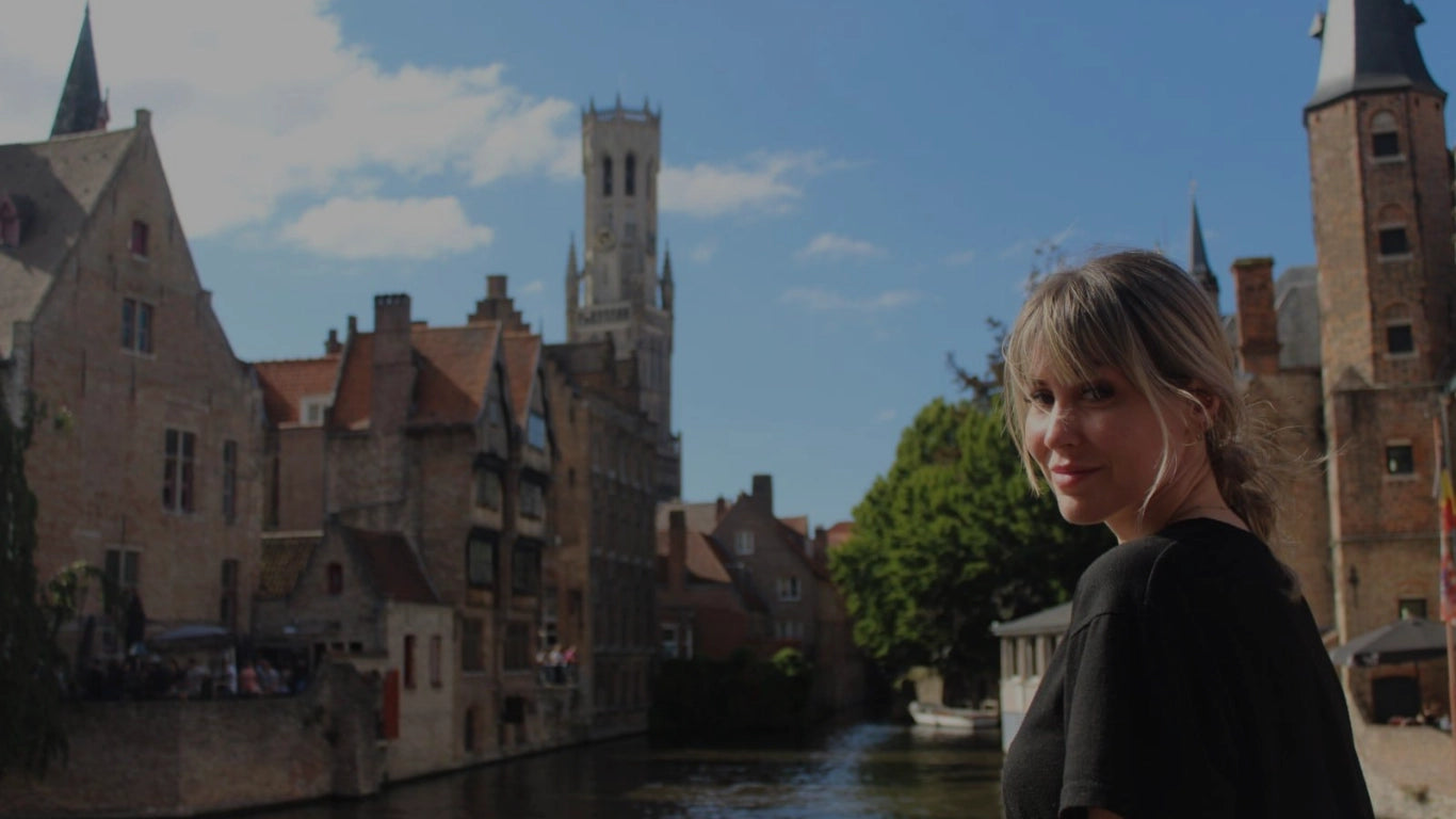 Aroa Rodríguez, creadora de In Your Path, en un entorno histórico que refleja introspección y conexión