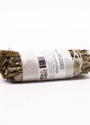 Vista lateral con etiqueta de atado de salvia blanca y follaje de pirul de 10 cm sahumerio natural