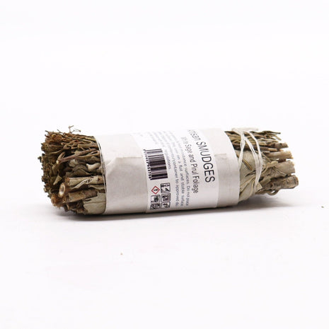 Vista lateral con etiqueta de atado de salvia blanca y follaje de pirul de 10 cm sahumerio natural