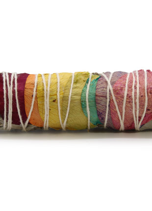 Vista frontal de atado de salvia blanca con pétalos de rosa de 10 cm sahumerio natural