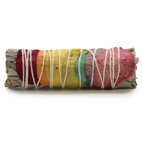 Vista frontal de atado de salvia blanca con pétalos de rosa de 10 cm sahumerio natural