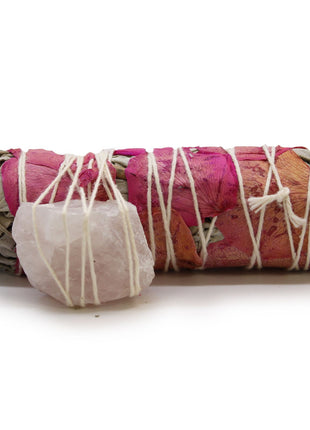 Atado de salvia blanca con pétalos de rosa y cuarzo rosa de 10 cm